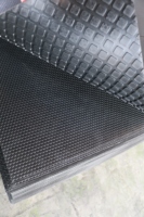 Tapis de sol pour écurie de chevaux en caoutchouc noir 12/17/19 mm avec dureté ShoreA65, découpe et moulage sur mesure, design en nid d'abeille