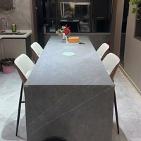 Table de salle à manger îlot en pierre frittée à plateau plat, îlot de cuisine intégré pour plans ouverts, usage domestique, petits appartements, sur mesure avec rangement