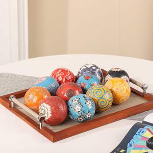 كرة خزفية صينية يدوية الصنع زرقاء وبيضاء بنقوش ثلجية حمراء مختلفة، كرة زخرفية لعيد الميلاد وعيد الفصح - Product Image 3