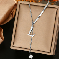 Collier Pendentif 26 Lettres en Acier Inoxydable Sportif pour Femme, Luxe Léger, Haut de Gamme, Polyvalent et Résistant à la Décoloration – Bestseller Transfrontalier
