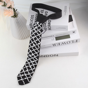 Corbata de Perlas Roja con Patrón Geométrico, Corbata Formal de Negocios para Mujer, Estilo Preppy, Corbata de Seda - Product Image 3