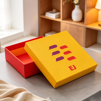 Boîte cadeau en carton rigide personnalisée, couvercle jaune et base rouge, petite boîte cadeau avec logo imprimé personnalisé et motif bulle de parole