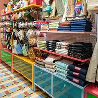 Présentoir de vente au détail en bois à niveaux personnalisable, comptoir îlot avec zone de suspension pour sous-vêtements, chaussettes et articles ménagers en magasin
