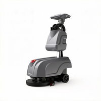 Nettoyeur de sols compact à main avec 1350 ㎡ Autolaveuse compacte à conducteur à bord pour hôtels, supermarchés et bureaux, offrant une efficacité de nettoyage optimale