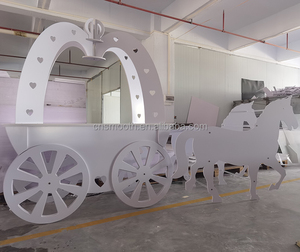 Carrozza di Zucca Bianca Liscia in PVC con Cavallo per Decorazioni Matrimoniali Stile Cenerentola - Product Image 2