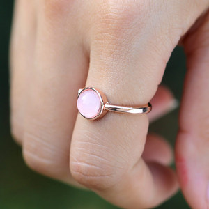 Anello Minimalista Rosa con Dettaglio Ovale per Donne, Accessorio di Moda per Dito Indice - Product Image 6