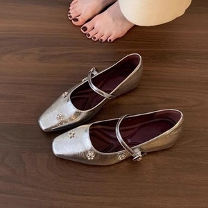 Chaussures plates pour femmes Mary Jane à bout carré argentées avec fleurs en strass, chaussures tendance - Product Image 1