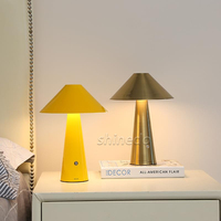 Lampe de table LED à chargement contrôlable en métal, design créatif unique, avec lit et chambre d'hôtel de luxe