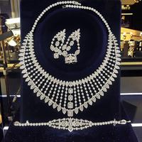 Ensemble de bijoux à pompons élégants, sensation haut de gamme, chaîne de clavicule en diamant d'eau, boucles d'oreilles simples et accessoires