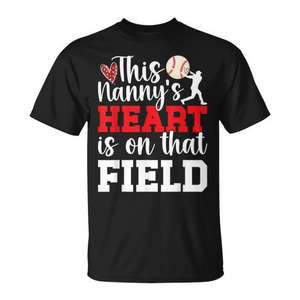 El corazón de esta niñera está en el campo: camiseta de béisbol para abuelas aficionadas - Product Image 1