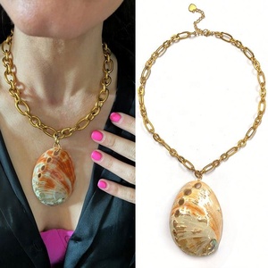 Collier ras du cou en perles d'eau douce et coquillages naturels, style océan, avec contraste de couleurs Hypsoconch, pour femme, vente en gros - Product Image 5