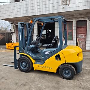 Chariot élévateur diesel Komatsu 3 tonnes FD30, mât à deux étages, pneus pneumatiques, commande assise, utilisation extérieure, déplaceur latéral hydraulique, fabriqué au Japon - Product Image 4
