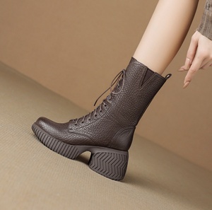 Botas de cuero con diseño de elefante en la capa superior, con cordones, cremallera lateral, tacón alto, elegantes y versátiles. - Product Image 3