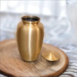 Urna de cremación de latón hecha a mano Acabado dorado clásico y urna de latón dorado simple para cenizas - Product Image 1