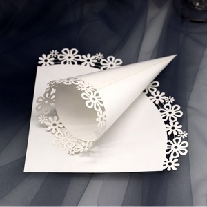 Cônes en papier blancs découpés au laser à motif floral, porte-confettis DIY pour mariage, fournitures pour fêtes, décoration de fête prénuptiale - Product Image 1