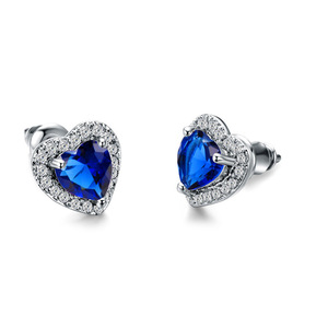 Orecchini a forma di cuore per donna, graziosi gioielli minimalisti scintillanti per le orecchie - Product Image 1