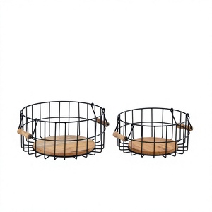 Ensemble de deux paniers en fil de fer solide noir mat avec petite base en bois fournisseur de paniers de fruits et légumes - Product Image 1