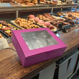 Scatola Quadrata per Biscotti in Cartone Ondulato Rosa Ecologica e Riciclabile, Laminazione Opaca, Goffratura, per Snack, Pasticceria e Torte - Product Image 1