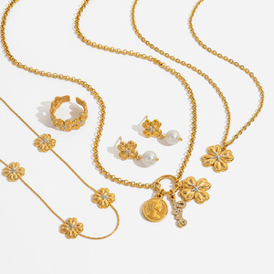 ชุดเครื่องประดับรูปใบโคลเวอร์สี่แฉกสำหรับผู้หญิง ทำจากสแตนเลส ดีไซน์ลายดอกไม้ ชุดของขวัญ ประกอบด้วยสร้อยคอ ต่างหู และแหวน - Product Image 1