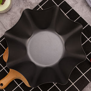 <span class=keywords><strong>Molde</strong></span> <span class=keywords><strong>de</strong></span> pastel <span class=keywords><strong>de</strong></span> crisantemo <span class=keywords><strong>de</strong></span> acero al carbono antiadherente negro, herramienta para hornear <span class=keywords><strong>de</strong></span> fácil liberación antiadherente <span class=keywords><strong>de</strong></span> 6 pulgadas - Product Image 3