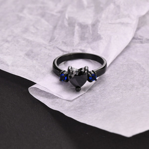 Anillo de Acero Inoxidable Negro para Mujer con Incrustaciones de Circonia Cúbica en Forma de Corazón, Estilo Minimalista, Apilable e Impermeable - Product Image 4