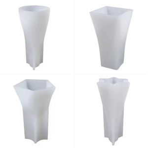 Moule en silicone en forme d'arbre de Noël géométrique pour la fabrication de bougies, de savons et d'objets en résine - Product Image 2