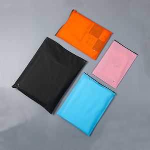 Sacs d'emballage translucides personnalisés avec logo, givrés, à fermeture éclair, noirs, en plastique, pour vêtements, t-shirts et maillots de bain - Product Image 3