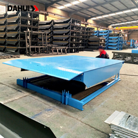 Rampe de quai fixe robuste avec rebord articulé pour le chargement de camions en terminal logistique