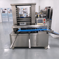 Machine automatique d'organisation de pâtisseries, biscuits et gâteaux sur plaques de cuisson et plateaux
