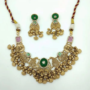 Ensemble collier ras-de-cou lourd en argent traditionnel avec perles centrales en pierre verte et boucles d'oreilles assorties - Product Image 2