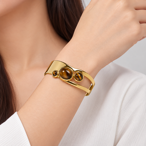 กำไลข้อมือแบบเปิดลายไทเกอร์อาย ประดับด้วยหินไทเกอร์อาย ชุบทอง 14K ด้วยเทคนิคการชุบสูญญากาศ - Product Image 5