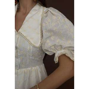 Vestido beige vintage transpirable con cuello de bebé, manga globo y bordados, corte A, para club. - Product Image 2