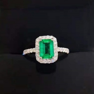 Anillo de Compromiso y Matrimonio Personalizado para Mujer, Oro Blanco de 14K con Halo de Moissanita, Anillo de Esmeralda Verde Intenso de 1.0 Quilates - Product Image 2