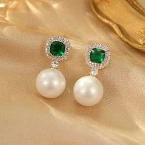 Nouvelles boucles d'oreilles en cuivre de luxe haut de gamme élégantes avec zircon carré et perle, design de niche, tendance, plaqué or, mode - Product Image 1