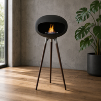 Cheminée à bioéthanol sur trépied, ajoutant un style distinctif à la chaleur et à l'ambiance créées par le dôme de feu