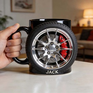 Taza personalizada con diseño de pinza de freno roja para café, té o como regalo. - Product Image 1