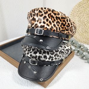 Casquette plate en cuir PU respirant pour femme, style urbain, avec <span class=keywords><strong>boucle</strong></span> de <span class=keywords><strong>ceinture</strong></span> cloutée, toutes saisons, vente en gros - Product Image 1