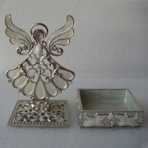 Блестящая серебристо-белая металлическая коробка для ювелирных изделий из цинкового сплава с украшением ангела на крышке - Product Image 3