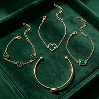 Ensemble de luxe 5 pièces pour femme : Montre à boîtier rectangulaire vert émeraude et bracelet assorti avec pierres précieuses en forme de cœur – Collection de bijoux