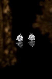 Boucles d'oreilles clous vintage Martini en or blanc 14 carats avec diamant de laboratoire certifié IGI, design à 3 griffes, cadeau idéal pour mariage, anniversaire ou fête - Product Image 6