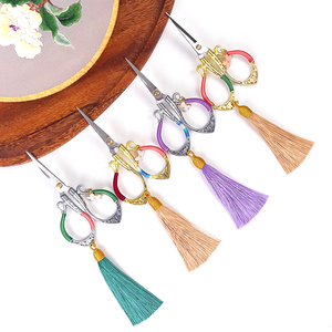 Ciseaux à broder portables avec pompon décoratif, lame tranchante en acier inoxydable pour le point de croix, la couture, l'artisanat, <span class=keywords><strong>cadeau</strong></span> rétro - Product Image 6