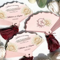 Éventails de mariage personnalisés en papier lavande avec monogramme doré et pompon bordeaux – Invitations et cadeaux pour invités de mariage dans le jardin