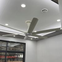 Ventilateur de plafond extérieur commercial 2,5 m (8 pi) avec pales en alliage d'aluminium noir, télécommande, HVLS, économie d'énergie