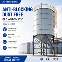 Silo industriel pour chaux avec convoyeur à vis et vibrateur pour le stockage et l'alimentation de poudres sèches