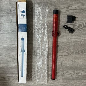Baton de sécurité routiè<span class=keywords><strong>re</strong></span> en plastique Rechargeable de 54cm LED lumiè<span class=keywords><strong>re</strong></span> clignotante Sifflet de surface non réfléchissante/Caractéristiques de signal pour le <span class=keywords><strong>trafic</strong></span> - Product Image 4