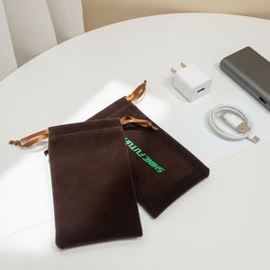 Pochette en velours personnalisée avec logo, finition mate et revêtement UV, pour bijoux, avec cordon de serrage en daim - Product Image 4
