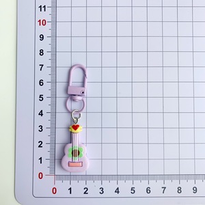 מחזיקי מפתחות לגיטרה עם שקיות אורגנזה ותגיות תודה למסיבת יום הולדת, נושא רוק אנד רול, ציוד לקריוקי - Product Image 6