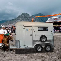 Luxueux flotteur à charge droite à 2 chevaux avec remorque à chevaux personnalisée avec porte de caravane