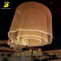 Luminaire suspendu en tissu à anneaux ondulés multi-couches pour la décoration du plafond de la salle de mariage