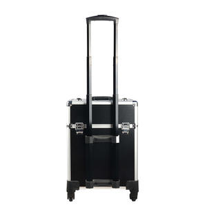 Valise de maquillage professionnelle multi-couches avec roulettes et poignée pour artistes, design noir uni avec empiècements. - Product Image 3